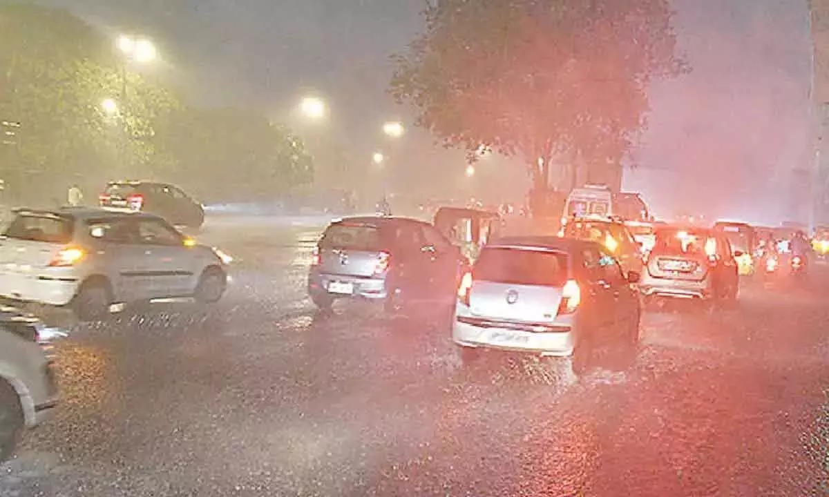 बारिश के कारण शहर में बड़े पैमाने पर यातायात जाम हो गया