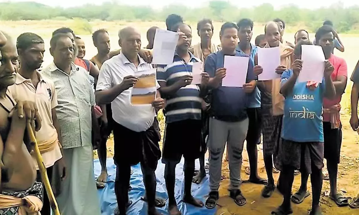 गोवर्धनपुर के ग्रामीणों ने पाइका नदी तल से बालू उठाव का विरोध किया