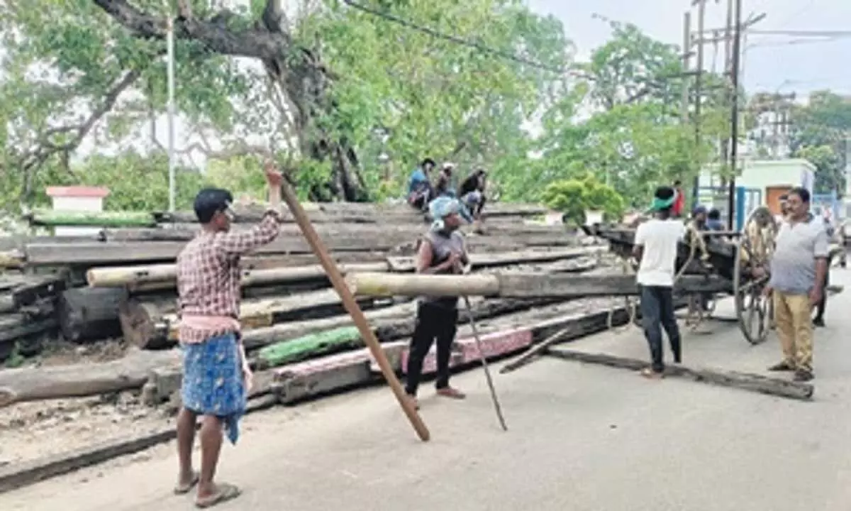 हरिबलदेवज्यू मंदिर के बढ़ई लकड़ी को लेकर चिंतित