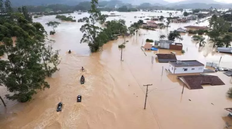 ब्राजील में बाढ़ से मरने वालों की संख्या बढ़कर 90 हुई