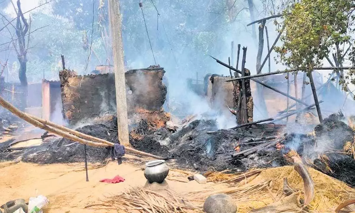 बदासही इलाके में भीषण आग से 20 परिवार बेघर हो गए