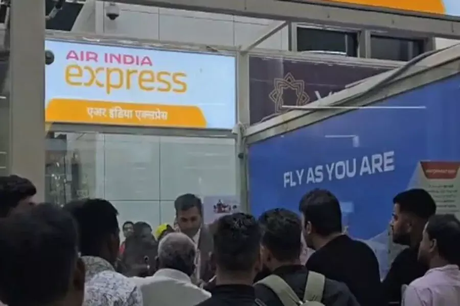 मेरी नौकरी चली जाएगी: एयर इंडिया एक्सप्रेस द्वारा उड़ानें रद्द किए जाने के बाद यात्रियों ने विरोध प्रदर्शन किया