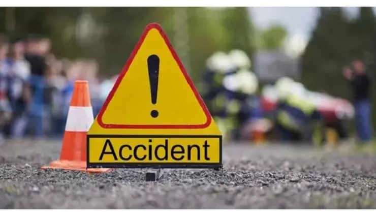 असम बोको में ईवीएम से भरा वाहन दुर्घटनाग्रस्त, दो घायल
