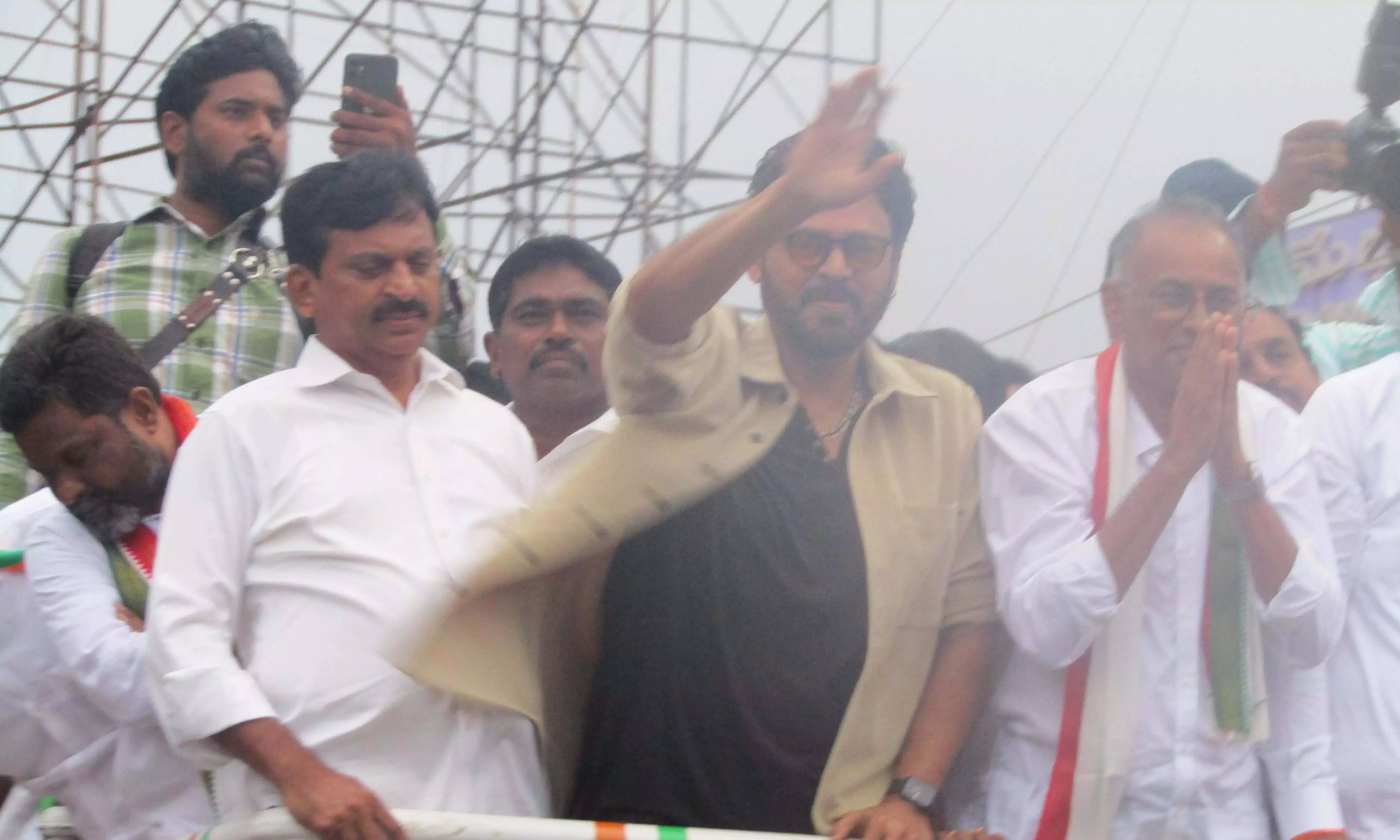 अभिनेता वेंकटेश ने खम्मम कांग्रेस उम्मीदवार के लिए रोड शो आयोजित किया
