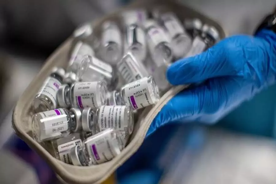 एस्ट्राजेनेका सीओवीआईडी ​​-19 वैक्सीन वापसी पर लंदन एफटीएसई 100 ज़ूम रिकॉर्ड ऊंचाई पर