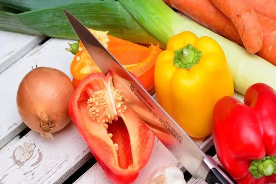 पोषण के लिए अपनी सब्जियों को सही तरीके से छीलने और काटने के 5 टिप्स