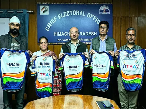 हिमाचल प्रदेश के मुख्य निर्वाचन अधिकारी ने मतदाता जागरूकता के संदेश वाली साइक्लिंग टी-शर्ट जारी की