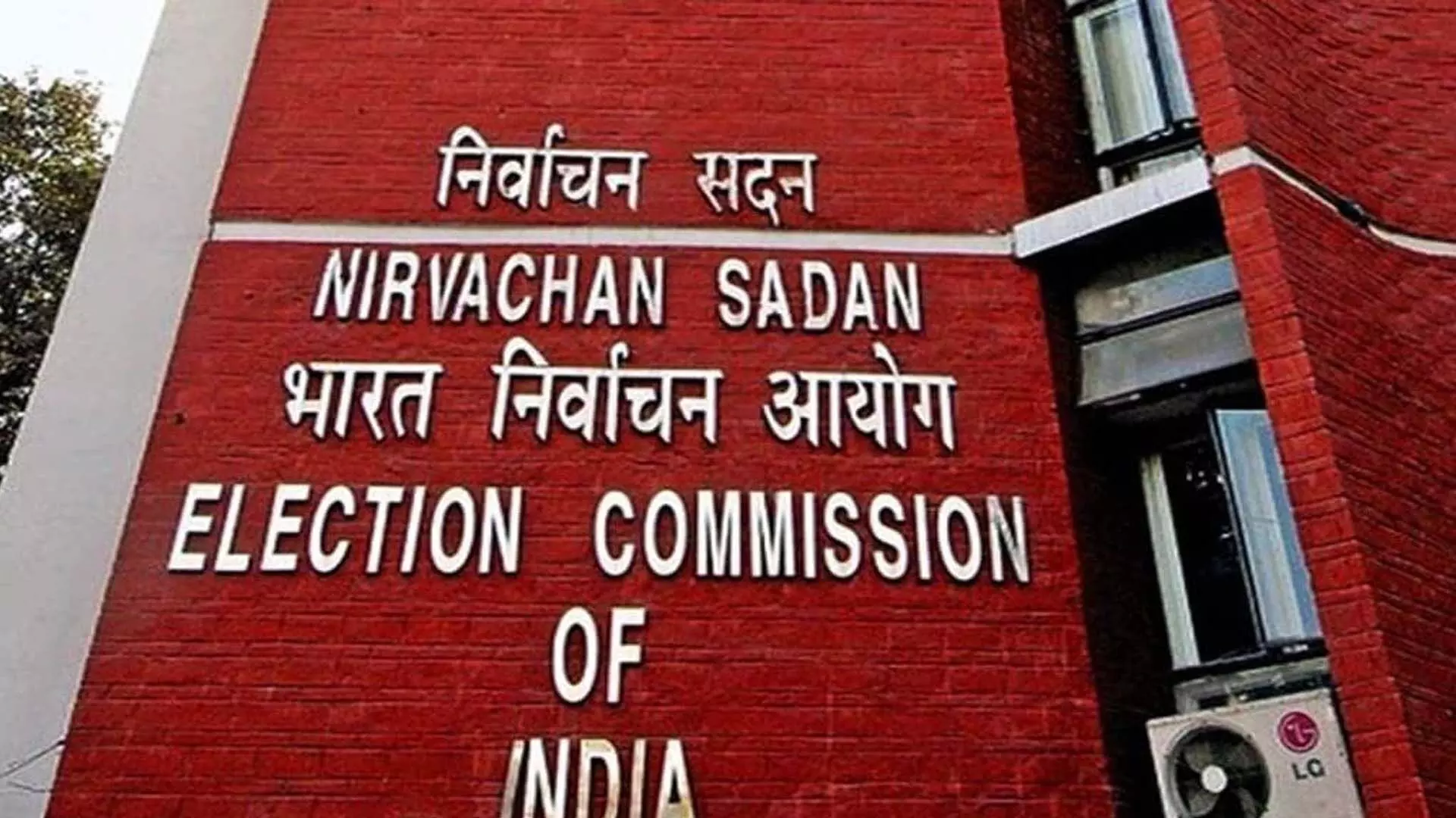 ईवीएम वाली बस में आग लगने के बाद मध्य प्रदेश के 4 बूथों पर पुनर्मतदान देखने को मिलेगा