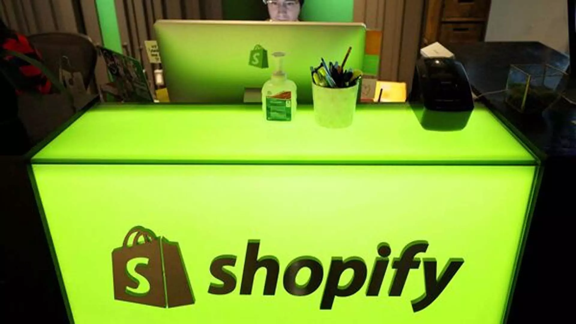 Shopify के शेयरों में 21% से अधिक की आई गिरावट