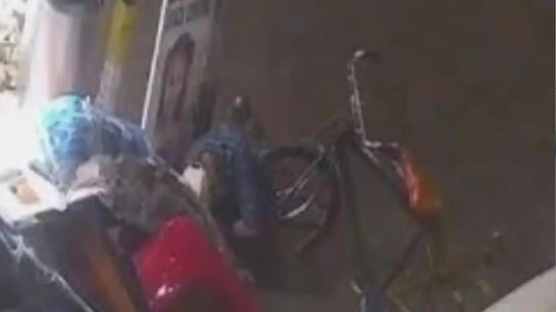 बारिश के कारण करंट लगने से फल विक्रेता की मौत, देखें LIVE VIDEO...