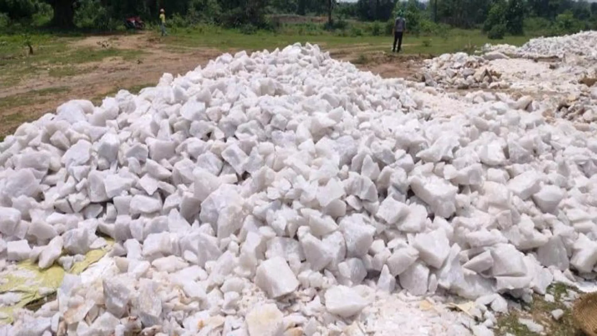 सुबरनापुर जिले में क्वार्ट्ज पत्थर का अवैध खनन बड़े पैमाने पर हो रहा
