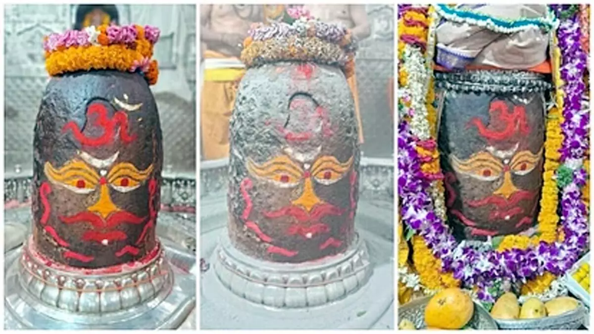 वैशाख शुक्ल पक्ष की प्रथमा तिथि पर भस्म आरती में फूलों से सजे महाकाल