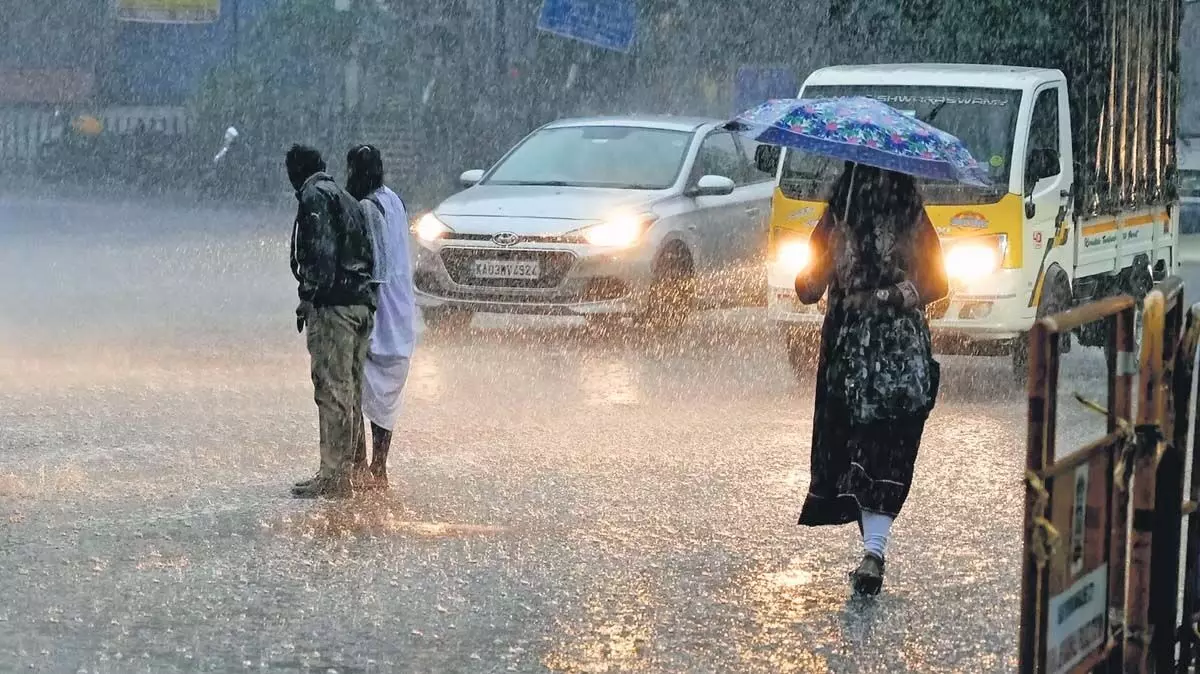 बारिश की समस्याएँ: सड़कों पर पानी भर गया, यातायात जाम हो गया
