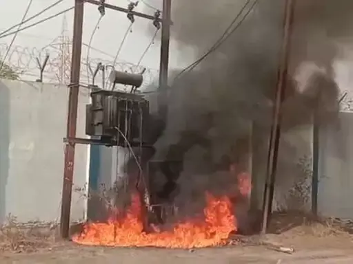 ट्रांसफार्मर जलकर खाक, इलाके में गुल हुई बिजली