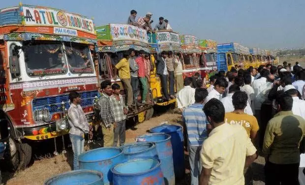 लॉरी ड्राइवर, क्लीनर ने ईसीआई से डाक मतपत्र सुविधा की मांग