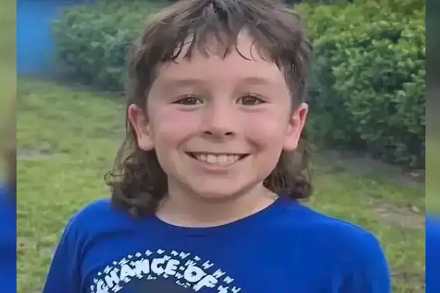 अमेरिकी बवंडर में कार पलटने के बाद 9 साल के लड़के ने माता-पिता को बचाया