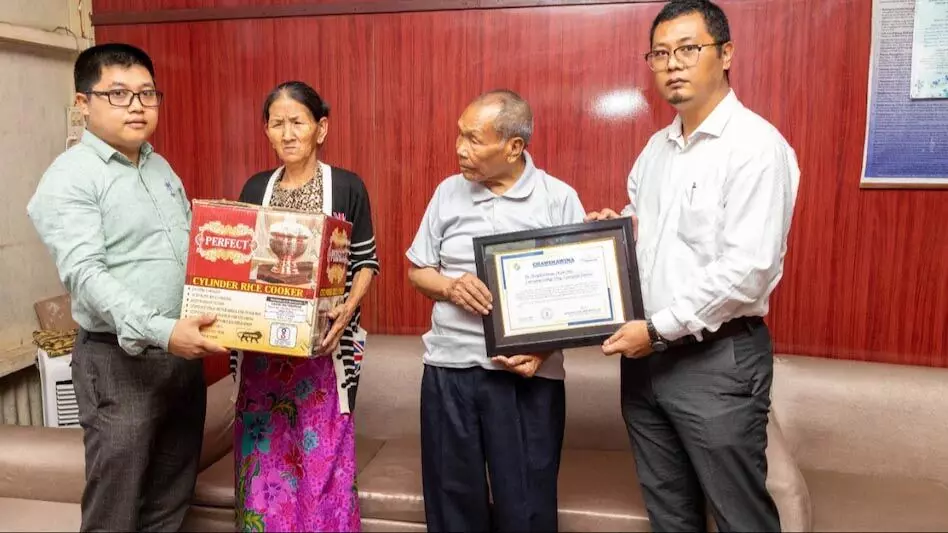 मिजोरम के लॉन्ग्टलाई जिले ने 100 से अधिक वर्ष के दो मतदाताओं को सम्मानित किया