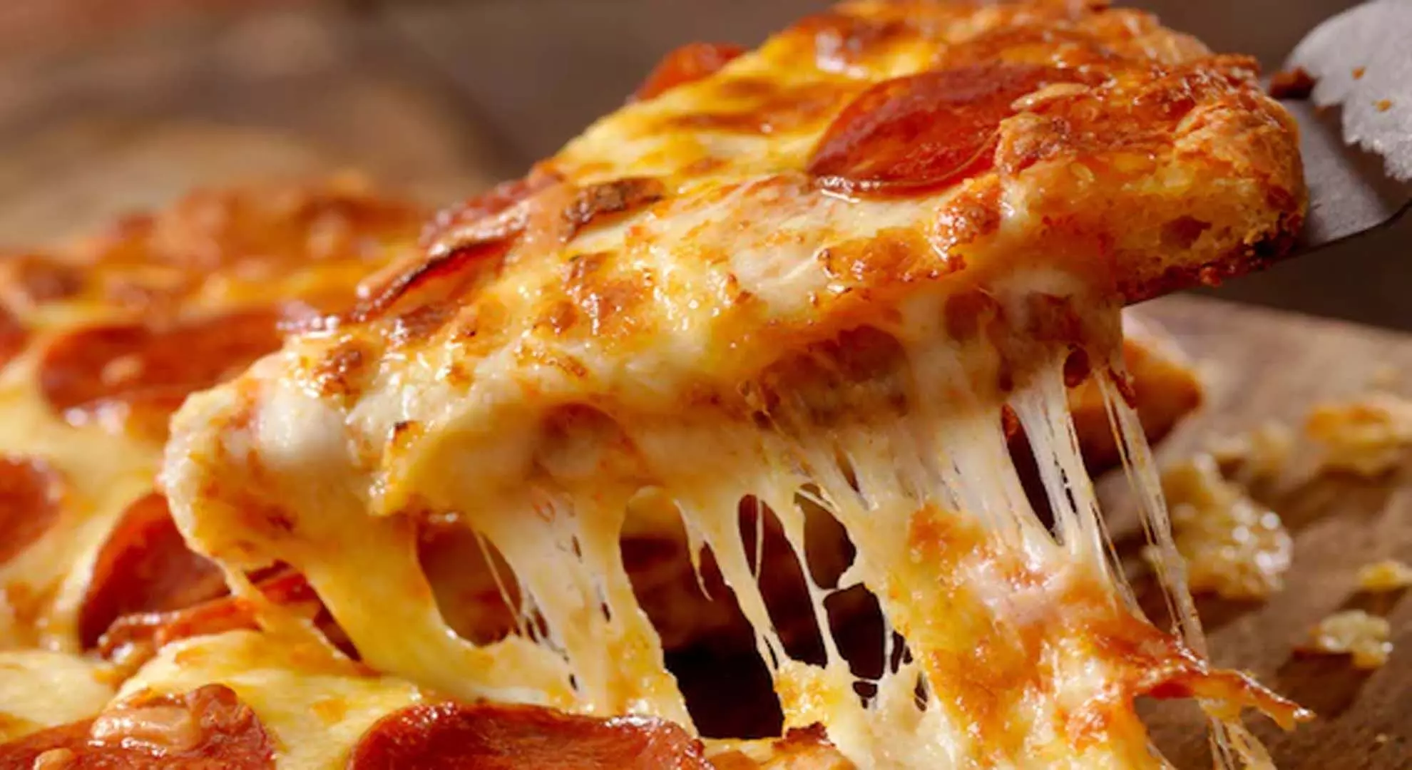 पिज़्ज़ा को फिर से गरम करने के 4 आसान तरीके