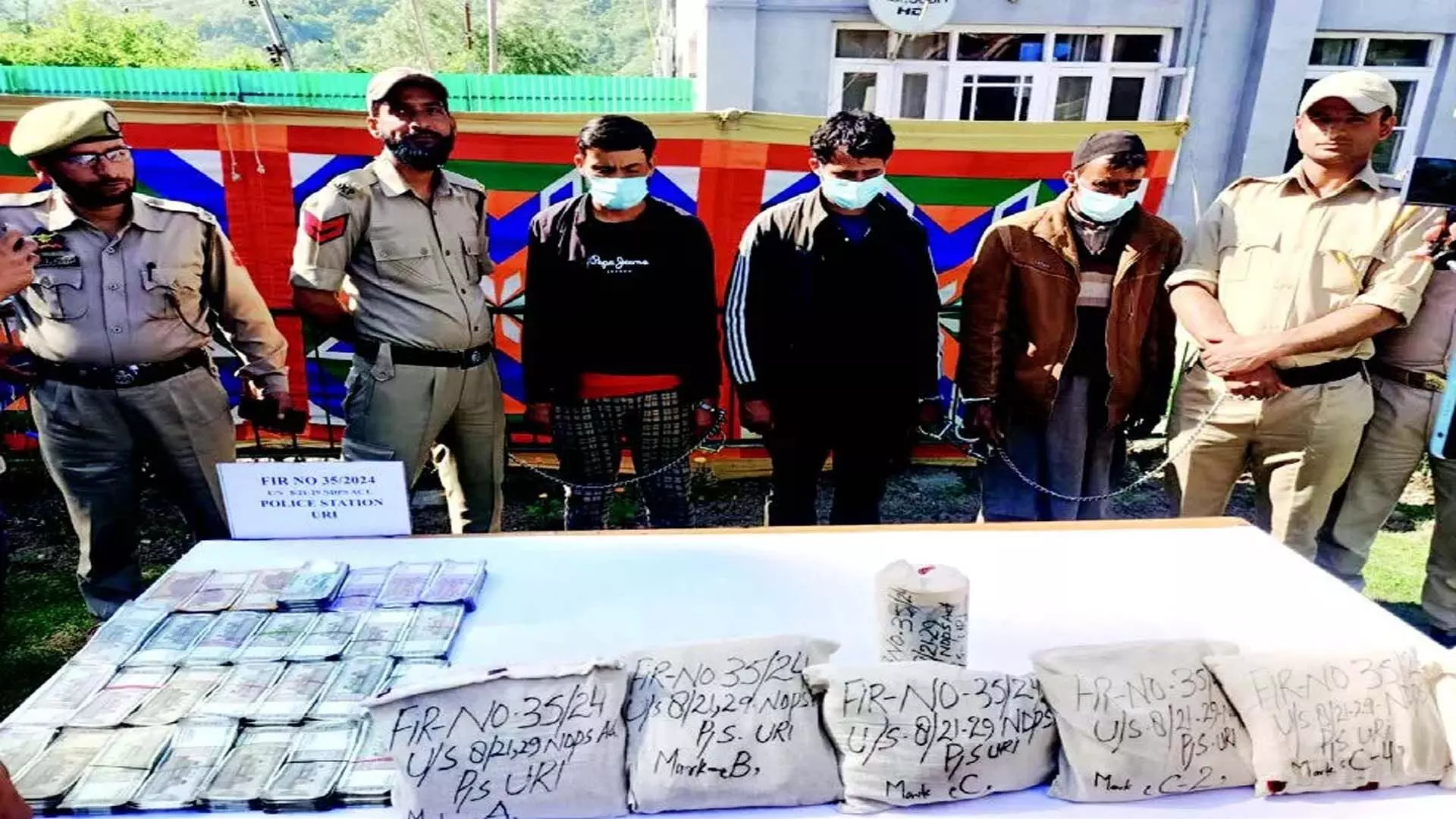 पुलिस ने उरी से 50 करोड़ रुपये और 12 करोड़ रुपये के नशीले पदार्थ जब्त किए