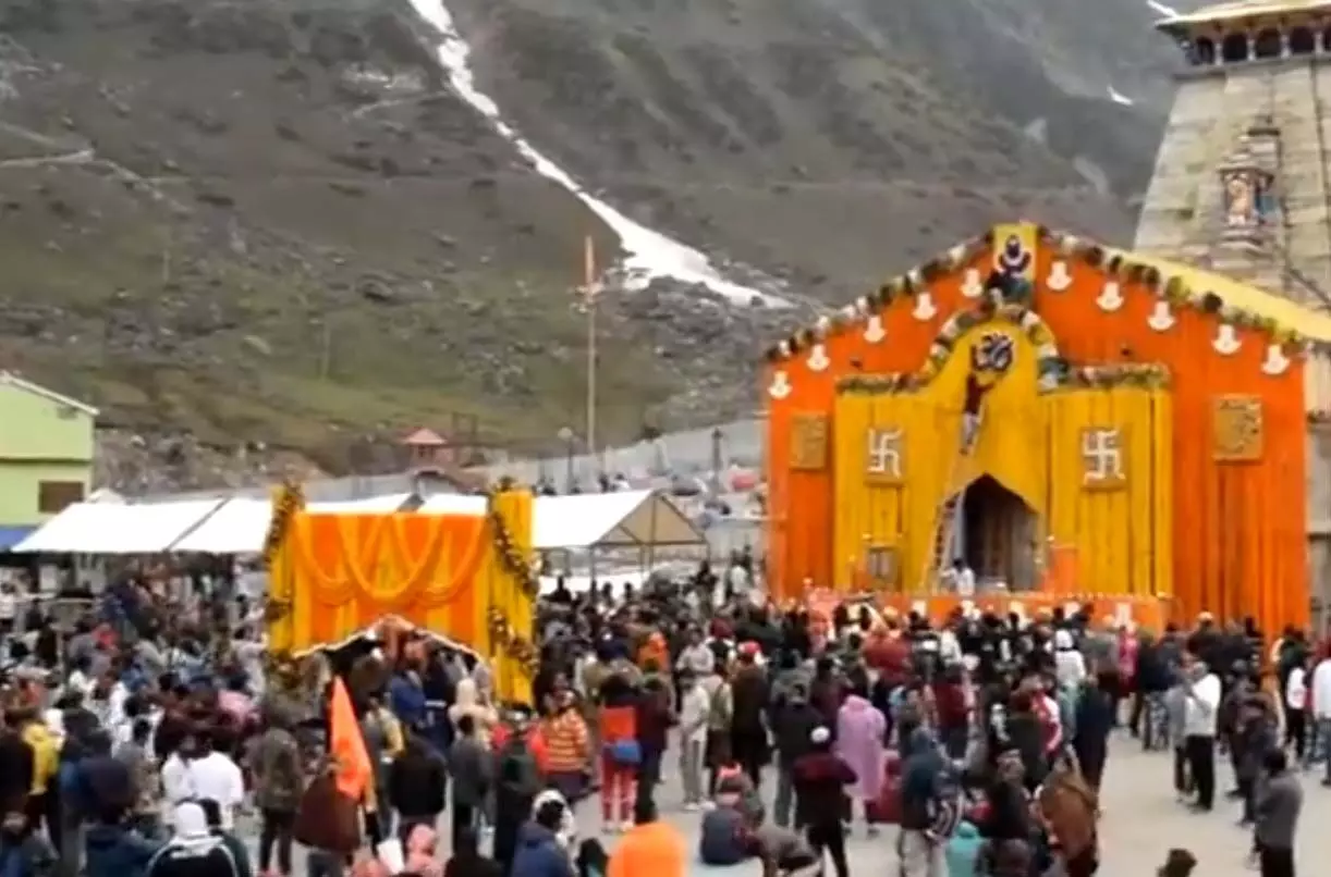 Kedarnath: ग्यारहवें ज्योर्तिलिंग केदारनाथ धाम के कपाट खुले, हेलीकॉप्‍टर से हुई पुष्‍पवर्षा