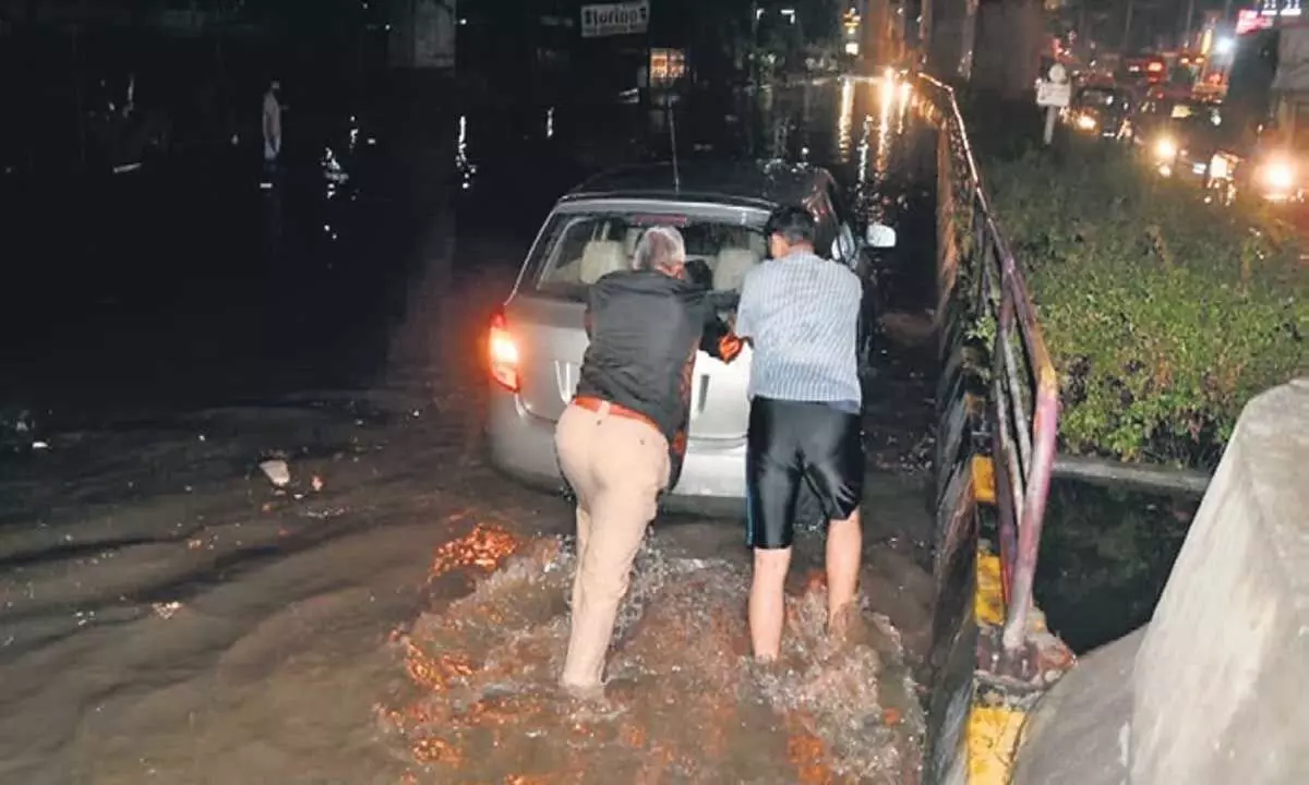 जलमग्न सड़कें बुनियादी ढांचे की गड़बड़ी को दर्शाती