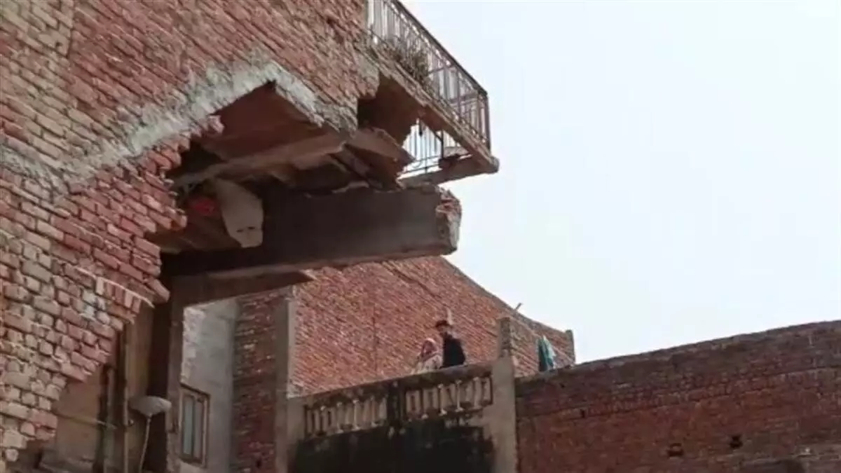 प्रयागराज-लखनऊ हाईवे के पास रजनपुर में निर्माणाधीन मकान को ढहाया गया