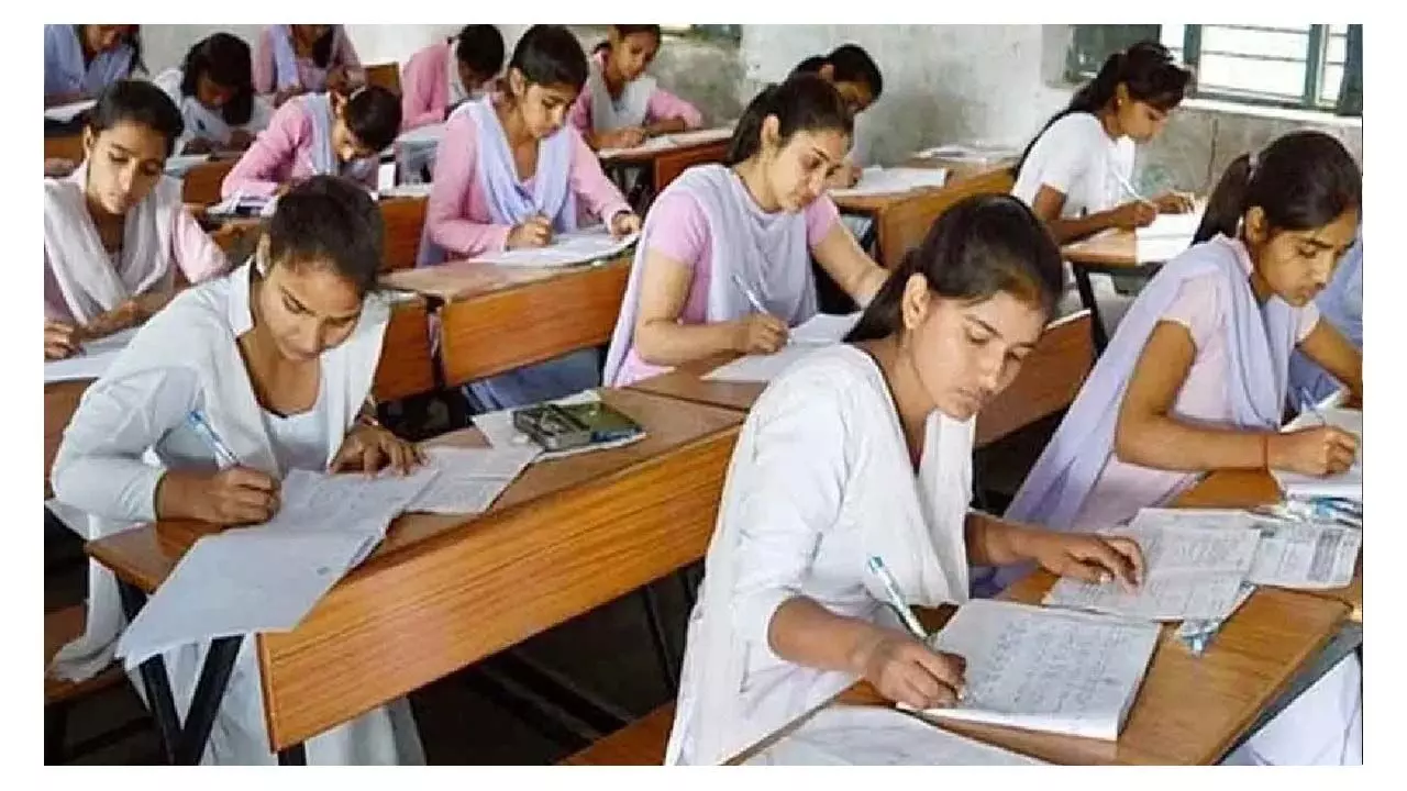 जमुगुरी हायर सेकेंडरी स्कूल ने हायर सेकेंडरी परीक्षा में शत-प्रतिशत सफलता हासिल की