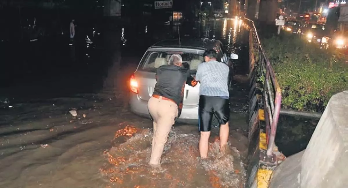 बेंगलुरु: जलमग्न सड़कें बुनियादी ढांचे की गड़बड़ी का आईना पेश करती