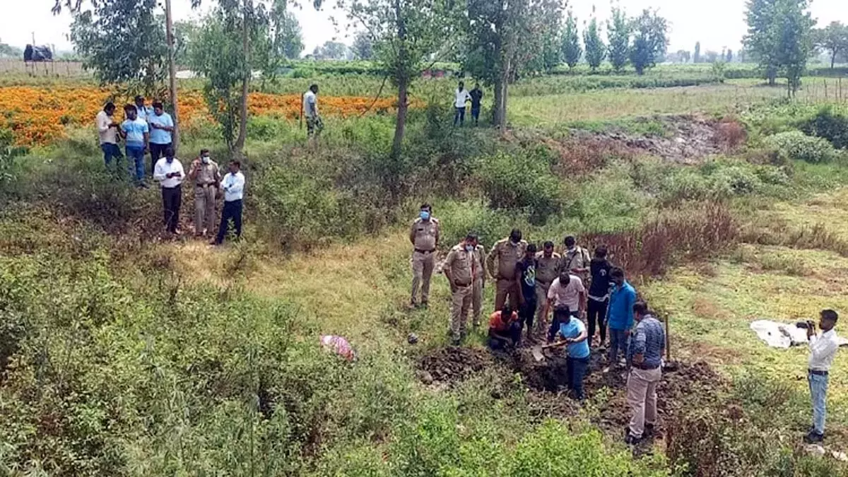 पंडकी गांव में  दो बच्चों की हत्या , संदेह  के कारण पुलिस ने शव को कब्र से निकाला