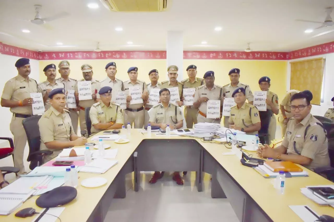 रायपुर SSP ने बनाया बारह पुलिस अधिकारी कर्मचारियों को कॉप ऑफ द मंथ