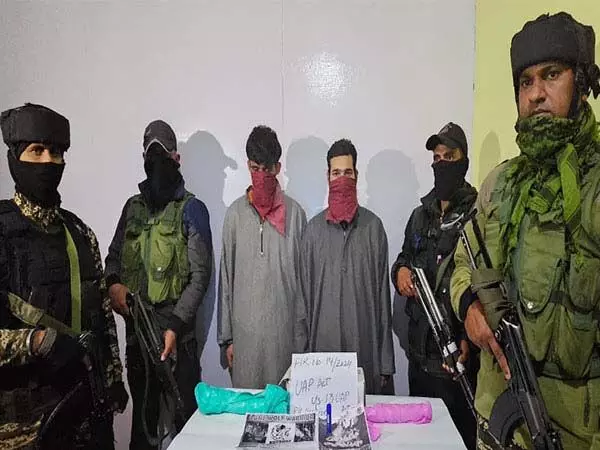 शोपियां में आपत्तिजनक सामग्री के साथ दो आतंकवादी  सहयोगियों को गिरफ्तार किया गया