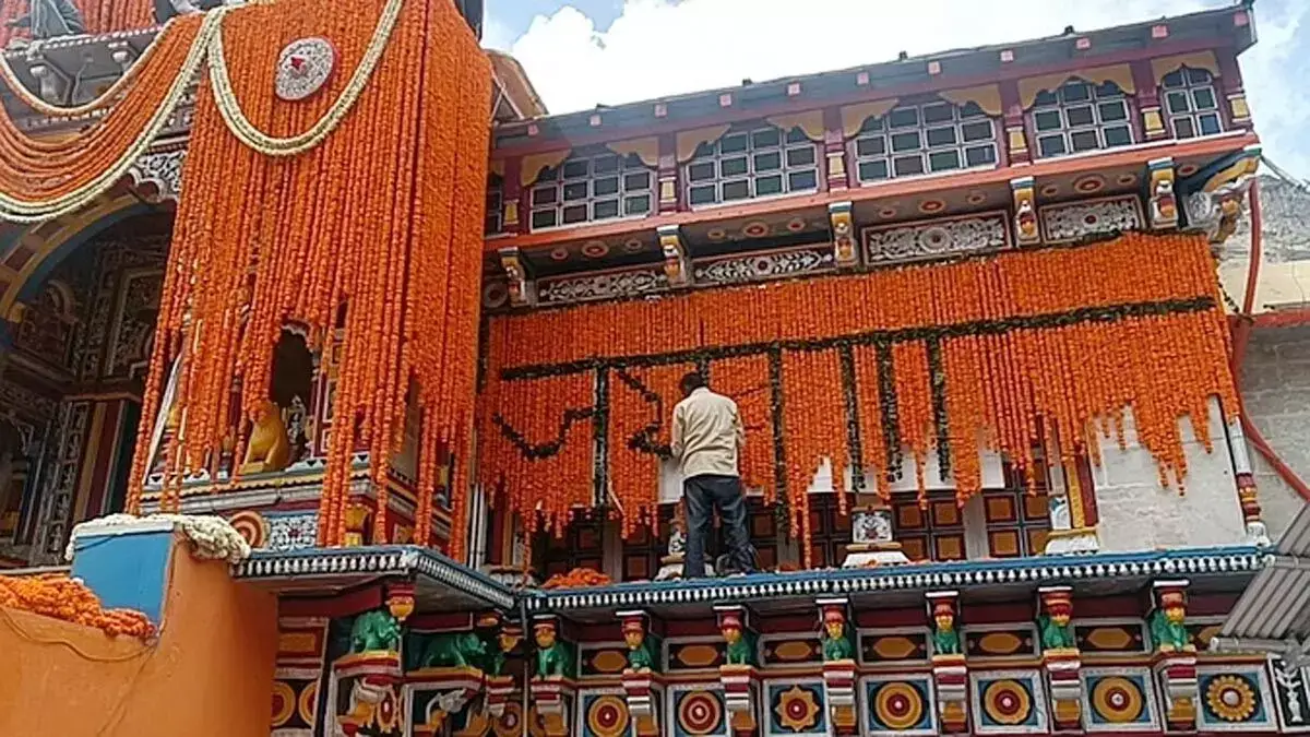 बदरीनाथ मंदिर 15 कुंतल फूलों से सजाया जा रहा  ,कल खुलेंगे बदरीविशाल के कपाट