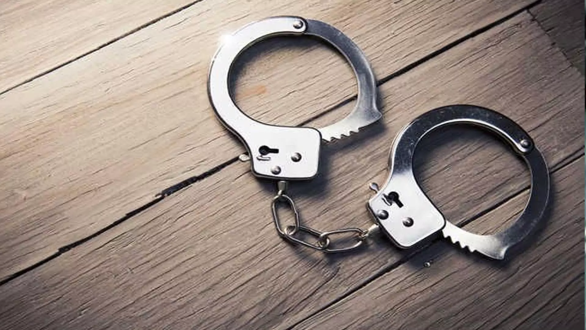 अवैध रूप से क्लिनिक चलाने के आरोप में एक व्यक्ति को गिरफ्तार किया गया