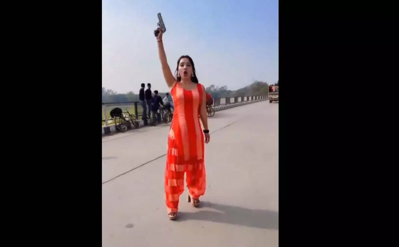 लड़की को गन के साथ रील बनाना महंगा पड़ा, ये VIDEO इस समय चर्चा में है