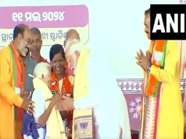 ओडिशा के कंधमाल में: पीएम मोदी ने झुककर पद्म पुरस्कार विजेता पूर्णमासी जानी से लिया आशीर्वाद