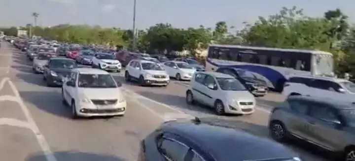 चुनाव: हैदराबाद-विजयवाड़ा पर टोल प्लाजा पर भारी ट्रैफिक जाम देखने को मिला