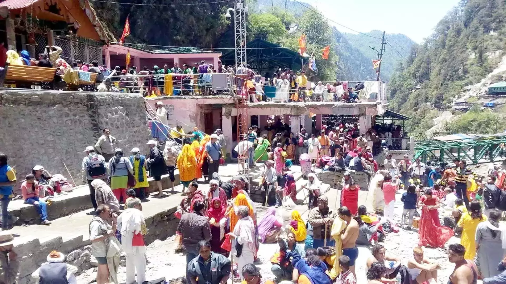 चारधाम यात्रा शुरू : यमनोत्री पैदल मार्ग पर यात्रियों को नहीं मिल रही पैर रखने की जगह