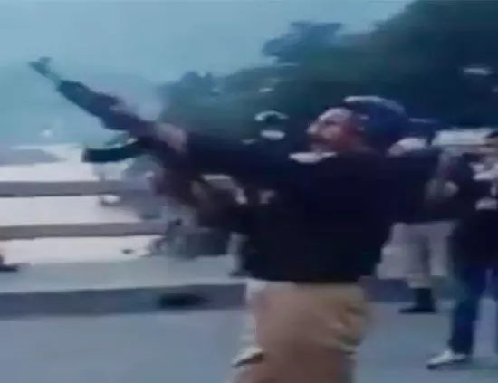 पुलिस अधिकारी की मौत, महंगाई के खिलाफ इस देश में हो रहा उग्र प्रदर्शन