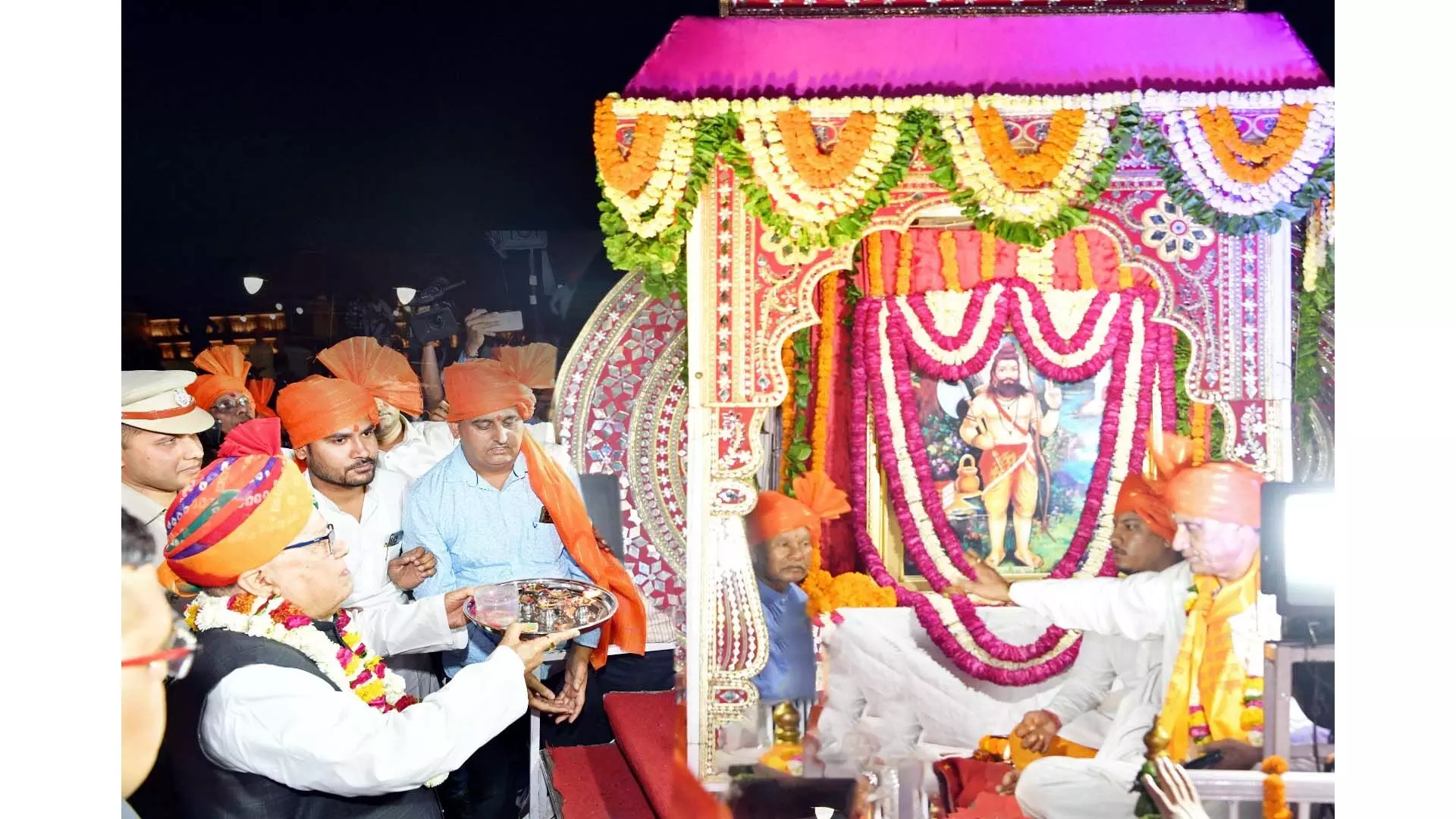 बड़ी चौपड़ पर महाआरती में भाग लिया— राज्यपाल भगवान परशुराम की शोभायात्रा में सम्मिलित हुए