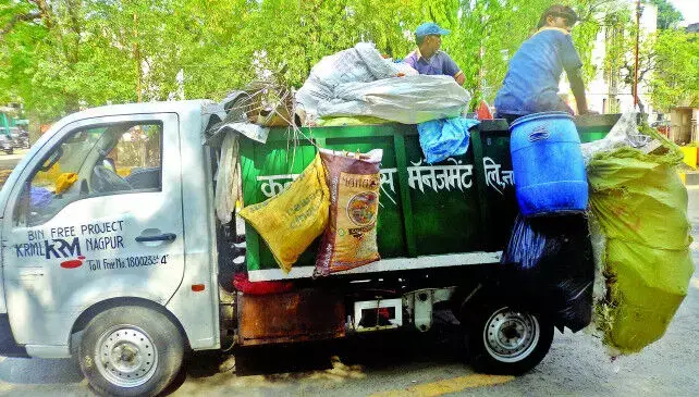 नगर आयुक्त ने कूड़ा कलेक्शन में लापरवाही को लेकर दो चालक को हटवाया