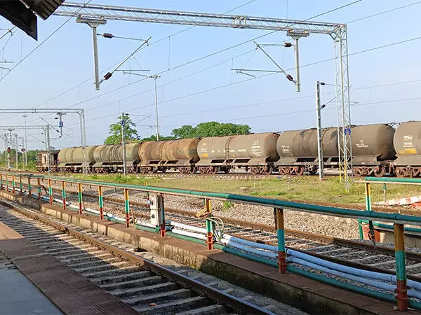 ईंधन ले जाने वाली रेलवे रेक 15 दिनों के बाद पहुंचती है त्रिपुरा