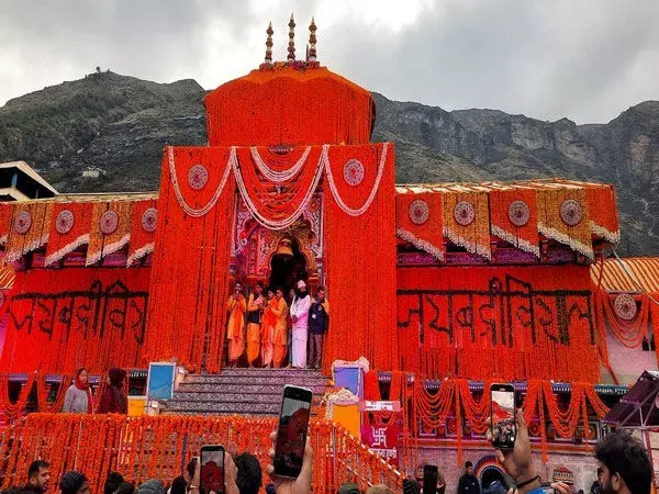 श्री बद्रीनाथ धाम के कपाट पूरे विधि-विधान, वैदिक मंत्रोच्चार और मधुर धुनों के बीच श्रद्धालुओं के लिए खोल दिये गये