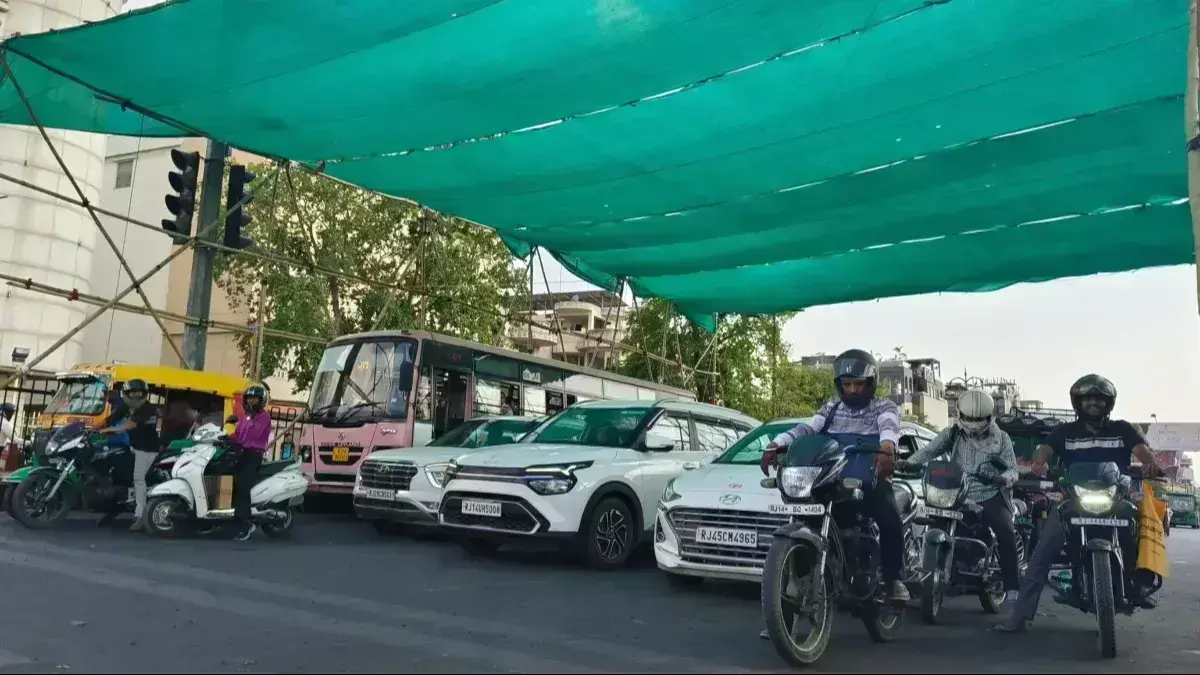 जयपुर में ट्रैफिक सिग्नल पर धूप से बचाने के लिए लगाया ग्रीन शेड