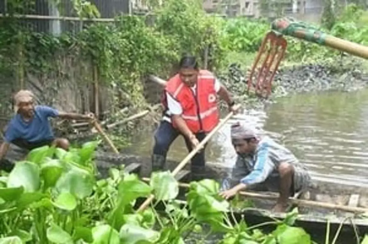 भाजपा विधायक दीपायन चक्रवर्ती ने सिलचर में नहर की सफाई की