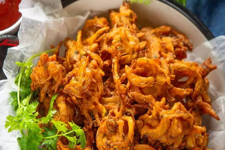 घर पर स्वादिष्ट दक्षिण भारतीय स्नैक प्याज पकोड़ा बनाएं