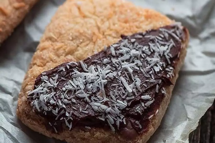 घर पर एगलेस चॉकलेट फ्रॉस्टेड कोकोनट कुकीज़ जरूर ट्राई करें