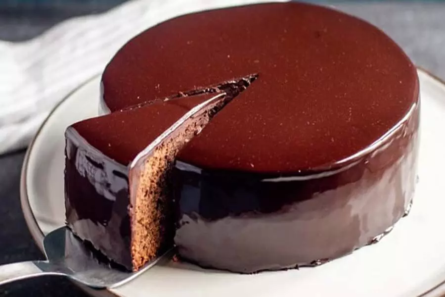 घर पर सबसे शानदार चॉकलेट मिरर ग्लेज़ बनाएं