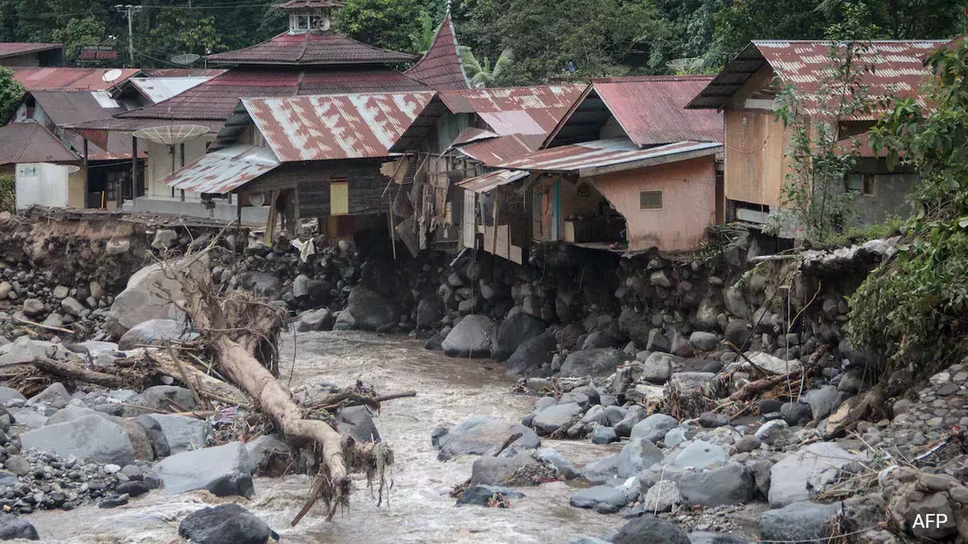 इंडोनेशिया में अचानक आई बाढ़ से 34 की मौत, 16 लापता
