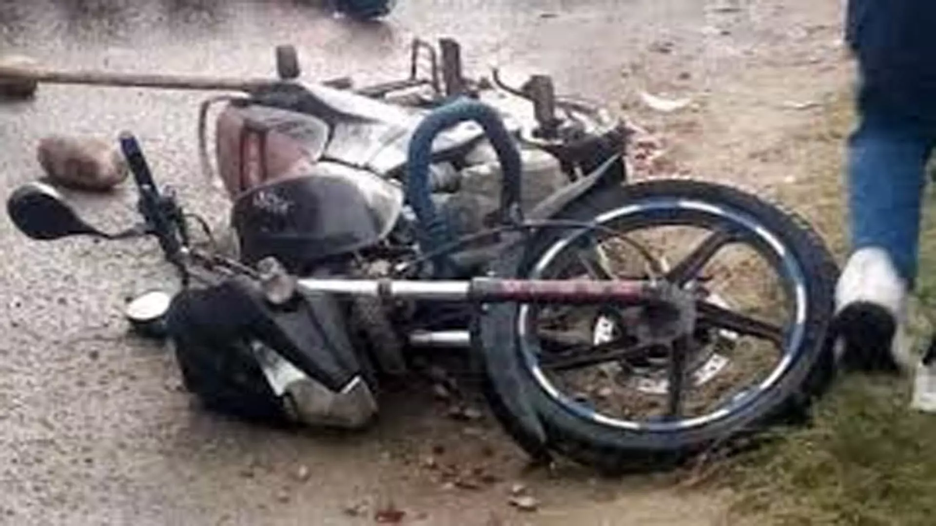 कोलकाता बाइक दुर्घटना में भाई-बहन घायल