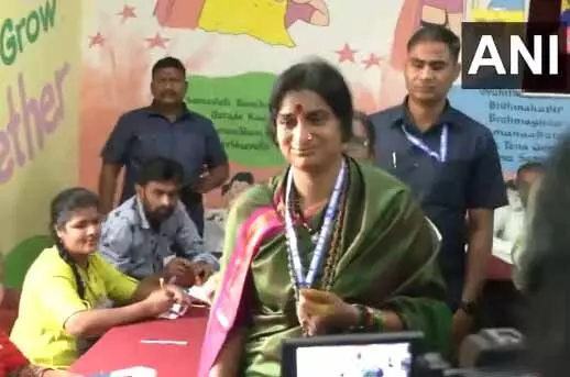 असदुद्दीन ओवैसी को टक्कर दे रही माधवी लता ने किया मतदान